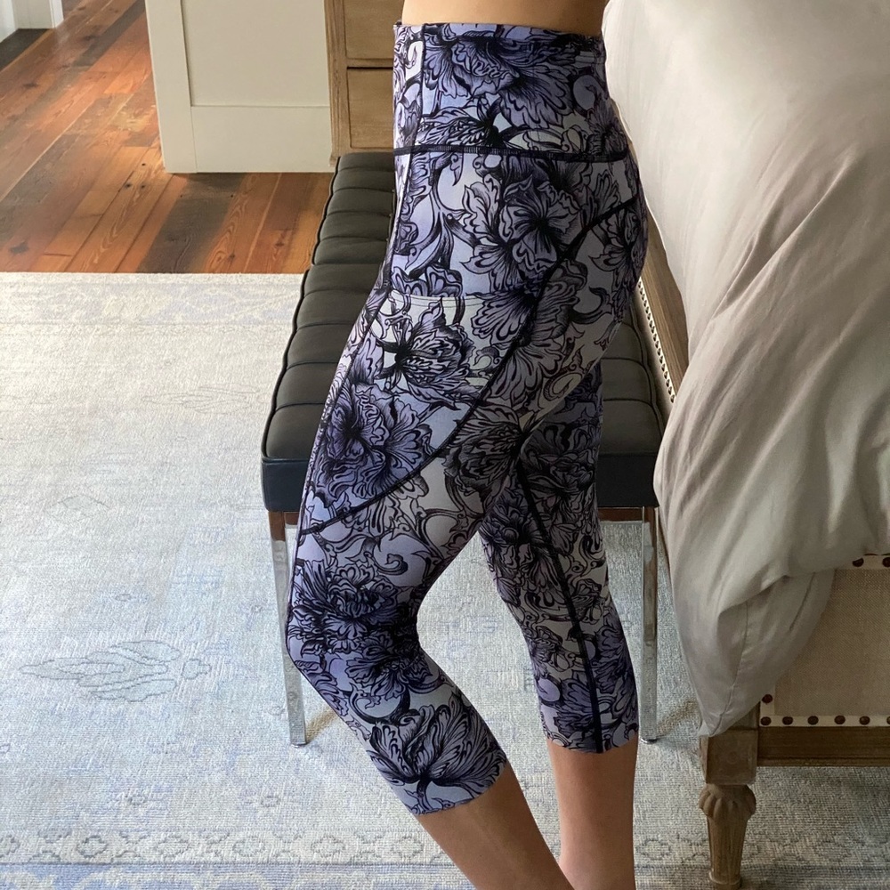 Lululemon Crop Legging - Purple/Black - Size 4